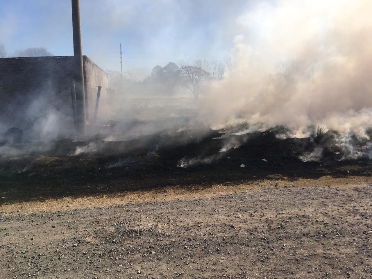 Se incendió un terreno baldío y casi una casa